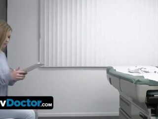 Agradable adolescente paciente consigue prepared por caliente assed enfermera antes la maestro delivers su especial terapia