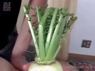 Khỏa thân á châu thiếu niên được tóc rậm twat đóng đinh với vegetables